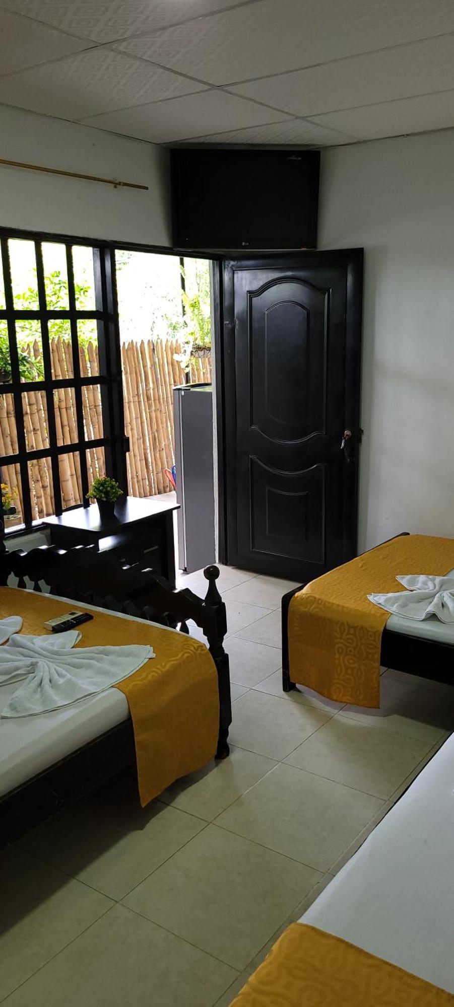 Hostal Villa Del Rio Las Brisas Villavieja Exterior foto